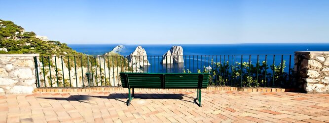 Trip Health Feriendestination - Capri ist eine blühende Insel mit weißen Gebäuden, die einen schönen Kontrast zum tiefen Blau des Meeres bilden. Die durchschnittlichen Frühlings- und Herbsttemperaturen liegen bei etwa 14°-16°C, die besten Reisemonate sind April, Mai, Juni, September und Oktober. Auch in den Wintermonaten sorgt das milde Klima für Wohlbefinden und eine üppige Vegetation. Die beliebtesten Orte für Capri Ferien, locken mit besten Angebote für Hotels und Ferienunterkünfte mit Werbeaktionen, Rabatten, Sonderangebote für Capri Urlaub buchen.