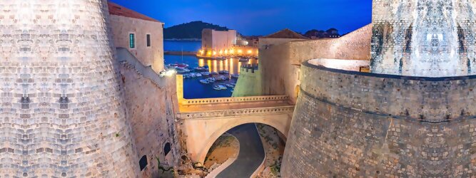 Trip Health Stadt Urlaub - Dubrovnik - Einen Wahnsinns Panoramablick hat man von Dubrovniks Hausberg Srd. Empor geht’s ganz easy und entspannt, minutenschnell mit der Luftseilbahn. Für begeisterte GOT-Fans empfiehlt sich die speziell geführte Game-of-Thrones-Tour zu den bekanntesten Drehorten und Schauplätzen der erfolgreichen Kultserie, der Eiserne Thron ist auf der kleinen idyllischen Insel Lokrum zu bestaunen. Die beliebtesten Orte für Dubrovnik Ferien, locken mit besten Angebote für Hotels und Ferienunterkünfte mit Werbeaktionen, Rabatten, Sonderangebote für Dubrovnik Urlaub buchen. Reisedaten eingeben und Hotel Flug Mietwagen Attraktionen Taxis für eine Dubrovnik Reise flexibel buchen. Sollten sich die Pläne ändern, sind viele der Unterkünfte und Zimmer in Dubrovnik kostenfrei stornierbar.