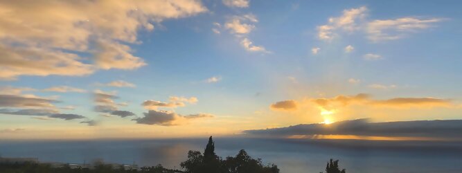 Trip Health Reiseideen Pauschalreise - La Palma macht ihrem Beinamen, die Schöne, alle Ehre. Das Kleinod im Atlantik erstrahlt in sattem Grün, verziert mit hübschen landestypischen Villen in den weit gestreuten Dörfern, eingerahmt von weichen Wellen des dunkelblauen atlantischen Ozeans, am Himmel ziehen malerische Formationen, bauschiger weißer Schäfchenwolken. Eine Bilderbuchidylle zum Verlieben. Die beliebtesten Orte für La Palma Ferien, locken mit besten Angebote für Hotels und Ferienunterkünfte mit Werbeaktionen, Rabatten, Sonderangebote für La Palma Urlaub buchen. Reisedaten eingeben und Hotel Flug Mietwagen Attraktionen Taxis für eine La Palma Reise flexibel buchen. Sollten sich die Pläne ändern, sind viele der Unterkünfte und Zimmer auf La Palma kostenfrei stornierbar.