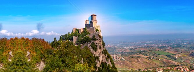 Trip Health Reiseideen Pauschalreise - San Marino – Hol ihn dir – den heißbegehrten Einreise-Stempel von San Marino. Nimm deinen Reisepass, besuche die örtliche Tourismusbehörde, hier wird die kleine Trophäe in dein Reisedokument gestempelt, es sieht gut aus und ist eine supertolle Urlaubserinnerung. Dieses neue Trendy-Reiselust-Souvenir passt ausgezeichnet zu den anderen außergewöhnlichen Stempeln deiner vergangenen Reisen. San Marino ist ein sehr interessanter Zwergstaat, eine Enklave, vollständig von Italien umgeben, eine der ältesten bestehenden Republiken und eines der reichsten Länder der Welt. Die beliebtesten Orte für Ferien in San Marino, locken mit besten Angebote für Hotels und Ferienunterkünfte mit Werbeaktionen, Rabatten, Sonderangebote für San Marino Urlaub buchen.